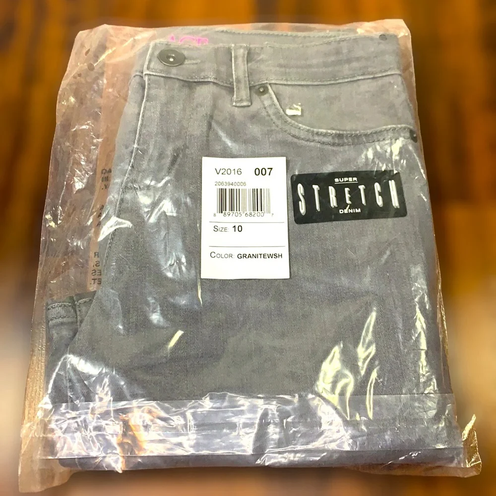 The Children’s Place Super Stretch Denim Jeggings – Gray (NWT)